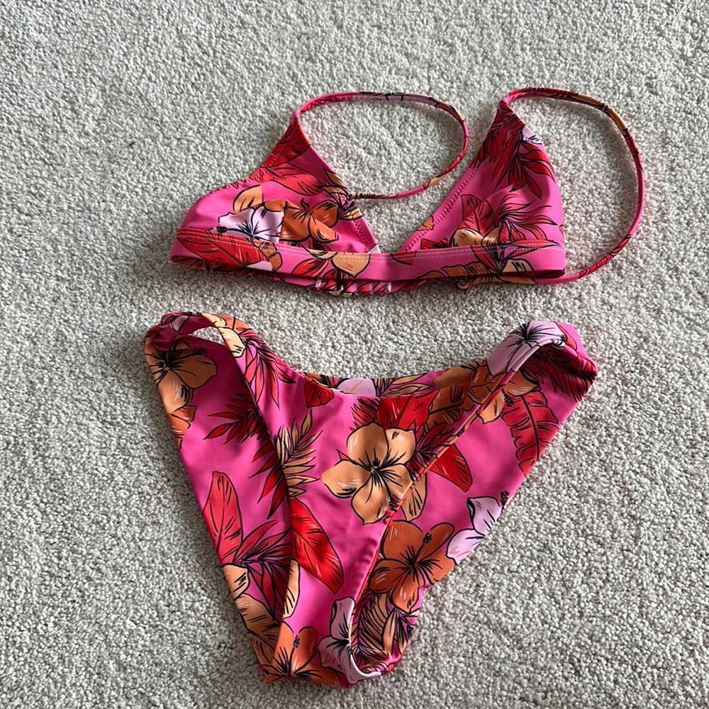 Never worn Kulani Kini set!